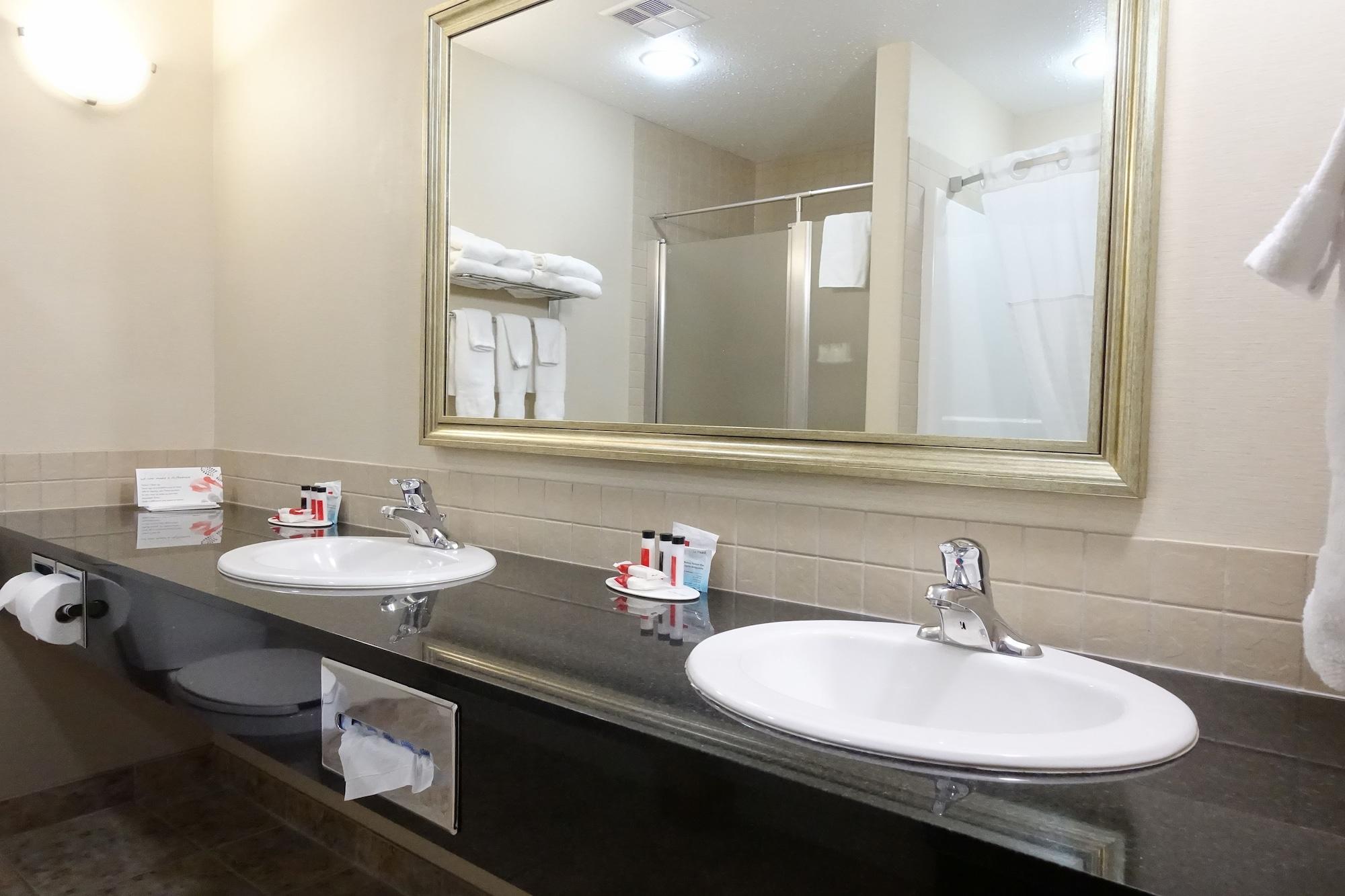 Hotel Ramada By Wyndham Weyburn Zewnętrze zdjęcie