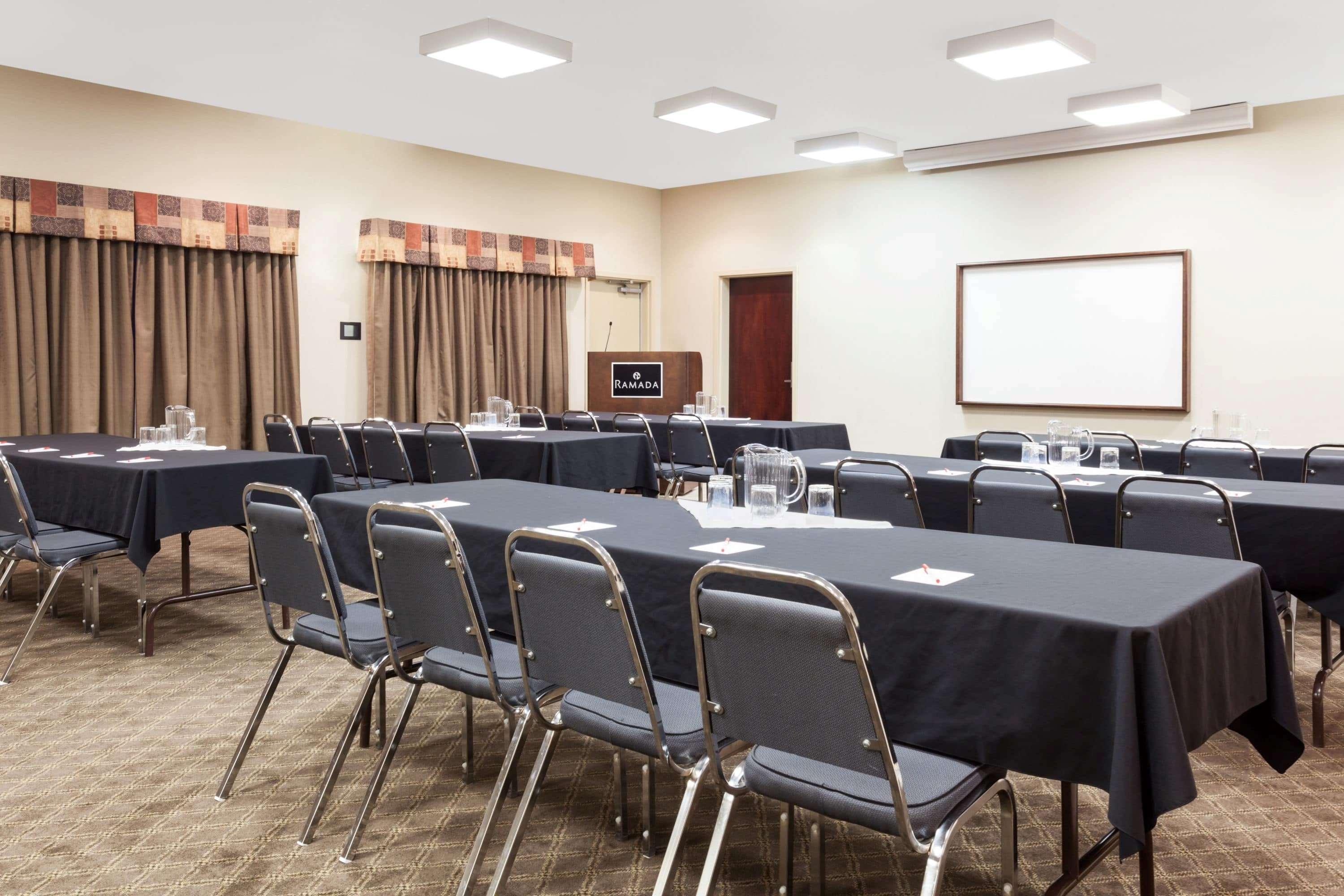 Hotel Ramada By Wyndham Weyburn Zewnętrze zdjęcie