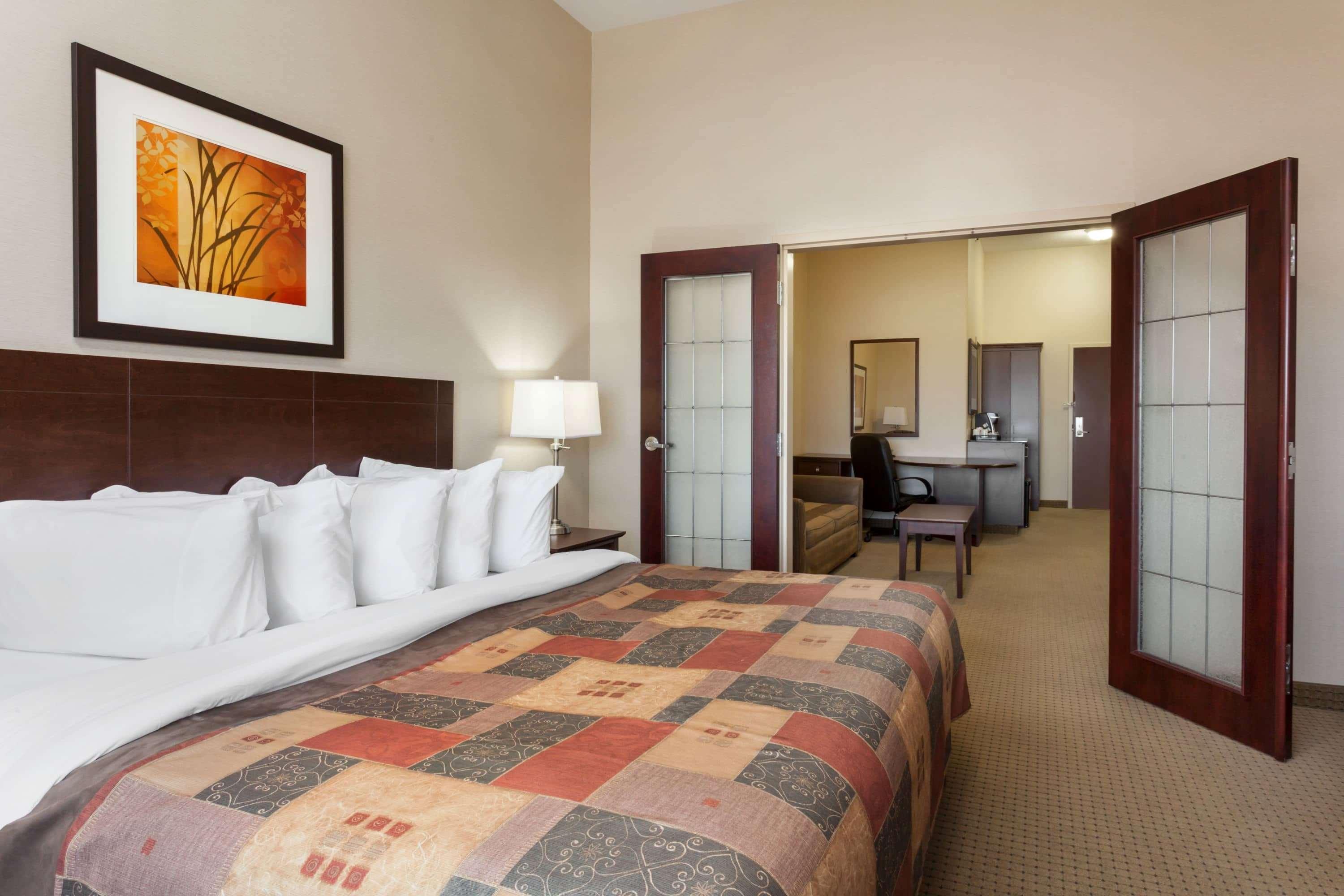 Hotel Ramada By Wyndham Weyburn Zewnętrze zdjęcie