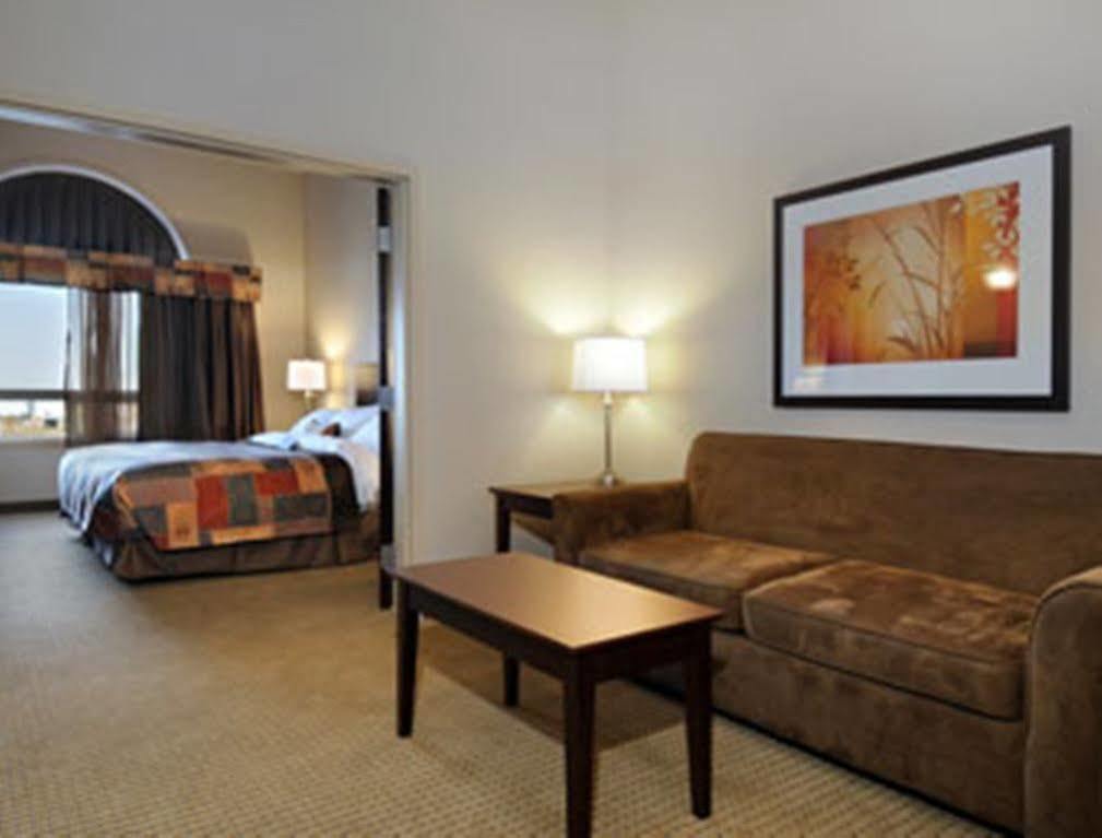 Hotel Ramada By Wyndham Weyburn Zewnętrze zdjęcie