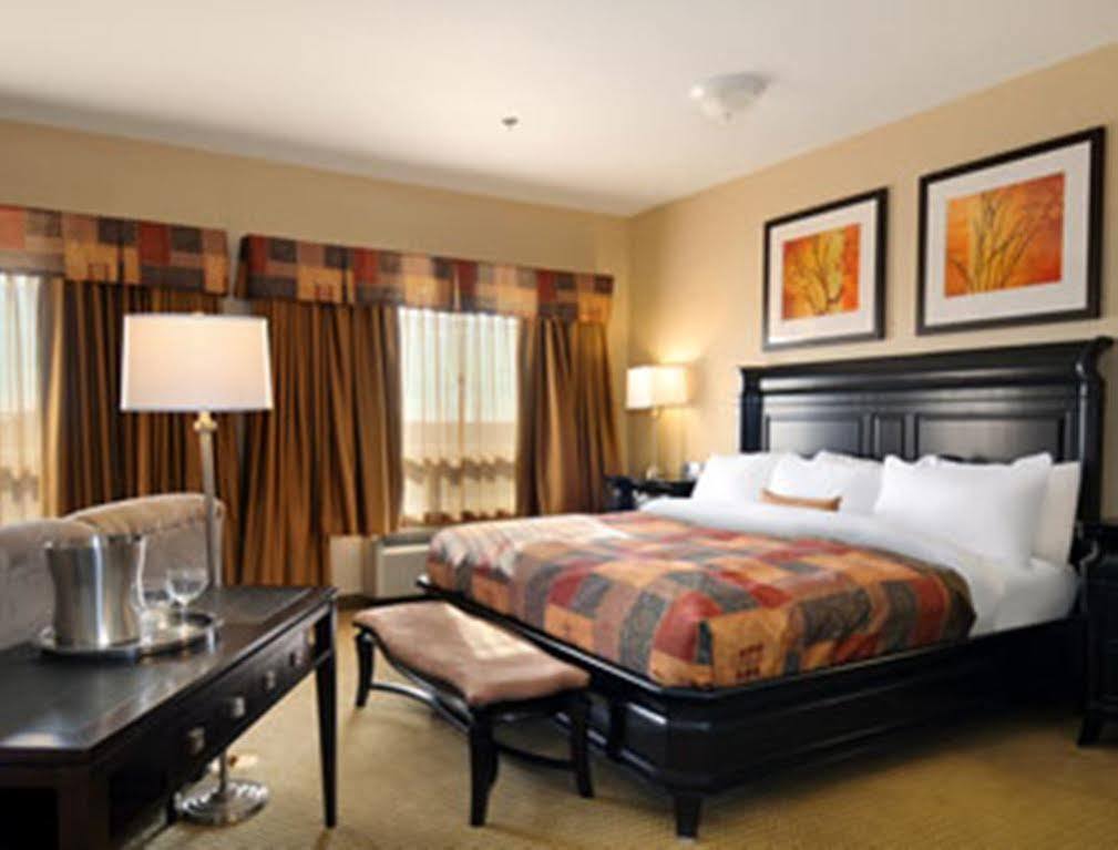 Hotel Ramada By Wyndham Weyburn Zewnętrze zdjęcie